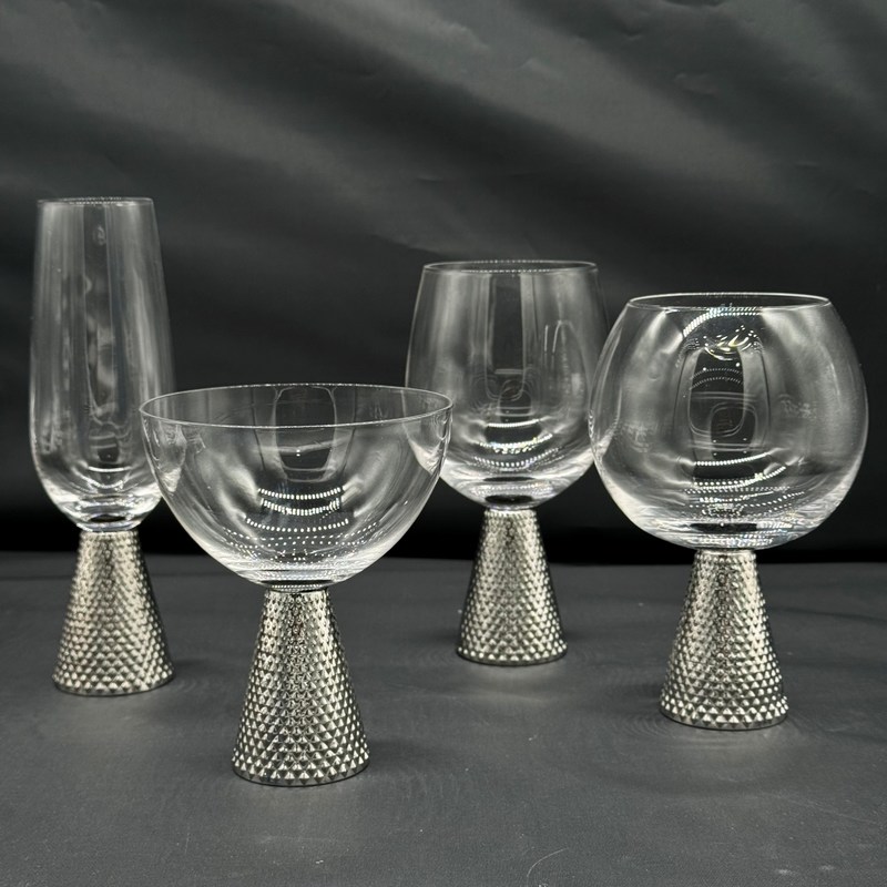 qualidade Conjunto de vidros de vinho de base de diamante com arte moderna estilo único perfeito para refeições elegantes e ocasiões especiais fábrica