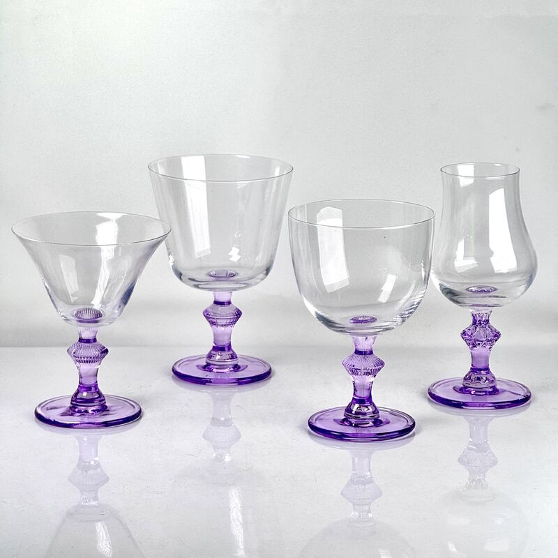 qualidade 4‑Pack Vintage Purple Stem Wine Glasses, Assorted Shapes Clear Cup with Decorative Purple Stem, Handblown Glass Goblets for Wedding Party Home Tabletop Decoration fábrica