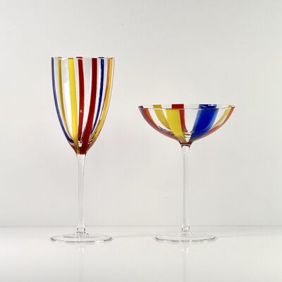 Qualidade Hand Blown Art Glass Goblet & Coupe Glass Set, Vibrant Red Yellow Blue Vertical Cane Stripes Murano Style Stemmed Wine & Martini Glasses for Bar, Party & Gift fábrica