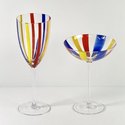 Qualidade Hand Blown Art Glass Goblet & Coupe Glass Set, Vibrant Red Yellow Blue Vertical Cane Stripes Murano Style Stemmed Wine & Martini Glasses for Bar, Party & Gift fábrica