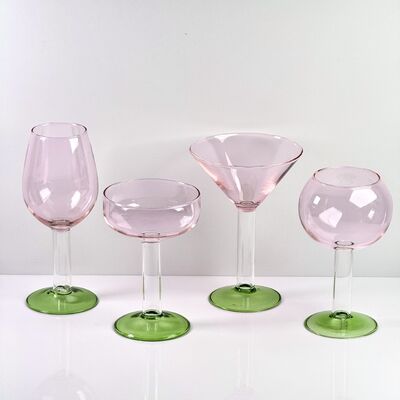 Qualidade Hand Blown Borosilicate Stemmed Wine & Cocktail Glass Set, Pink Bowl with Green Hollow Stem Base, Colored Spray Tinted Art Goblets for Bar, Wedding & Table Decor fábrica