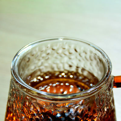 qualidade Copo de chá de vidro feito à mão com padrão em relevo de vidro de alto borosilicatoCopo de chá de vidro de bebida fábrica