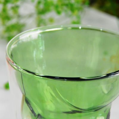 qualidade Garrafas de bebida coloridas de borosilicato verde de dupla camada fábrica