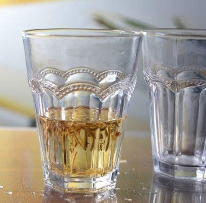 qualidade Tumba de vidro de 10 oz em tangente múltipla em relevo sem caule fábrica