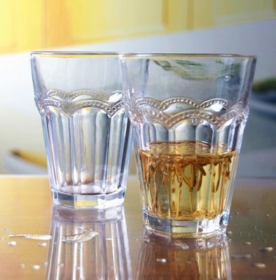 qualidade Tumba de vidro de 10 oz em tangente múltipla em relevo sem caule fábrica