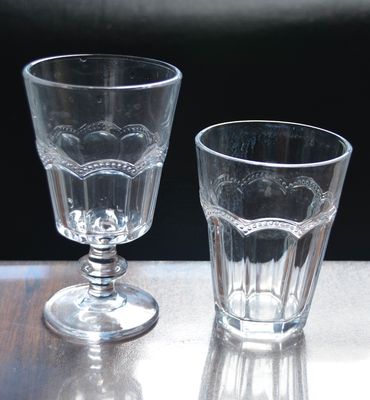 qualidade Tumba de vidro de 10 oz em tangente múltipla em relevo sem caule fábrica