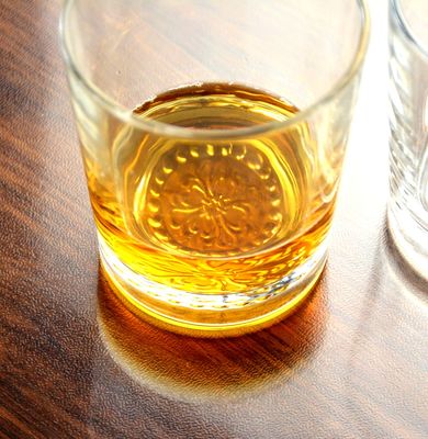 qualidade Gráfico Concise Tumbler copos de bebida personalizados padrão de flores em relevo duplo Old Fashion Glass Cup fábrica