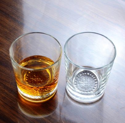 qualidade Gráfico Concise Tumbler copos de bebida personalizados padrão de flores em relevo duplo Old Fashion Glass Cup fábrica